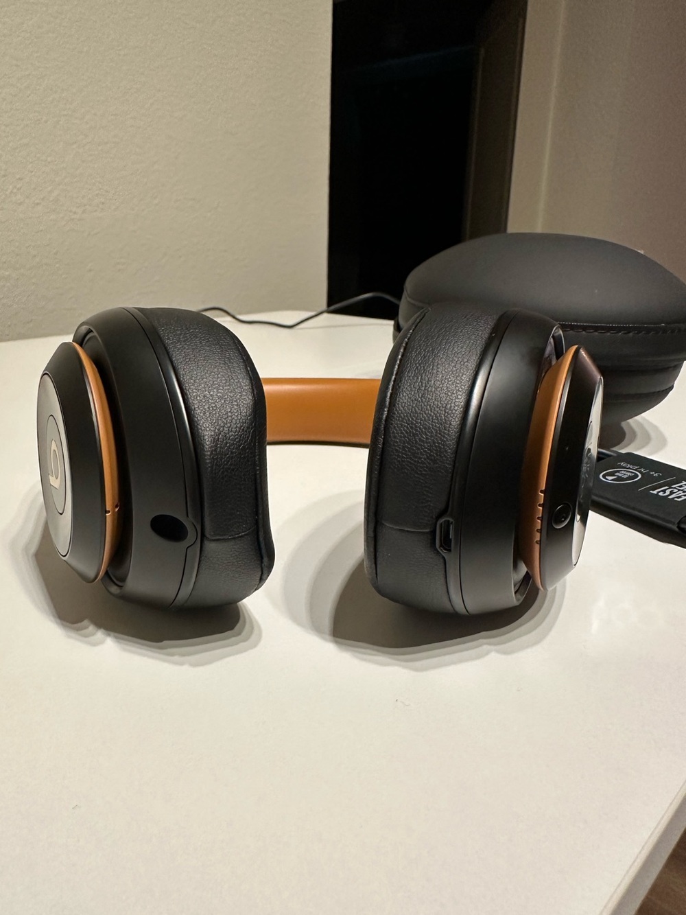Beats Studio3 Wireless Headphones - Black & Gold - Picture 7 of 10